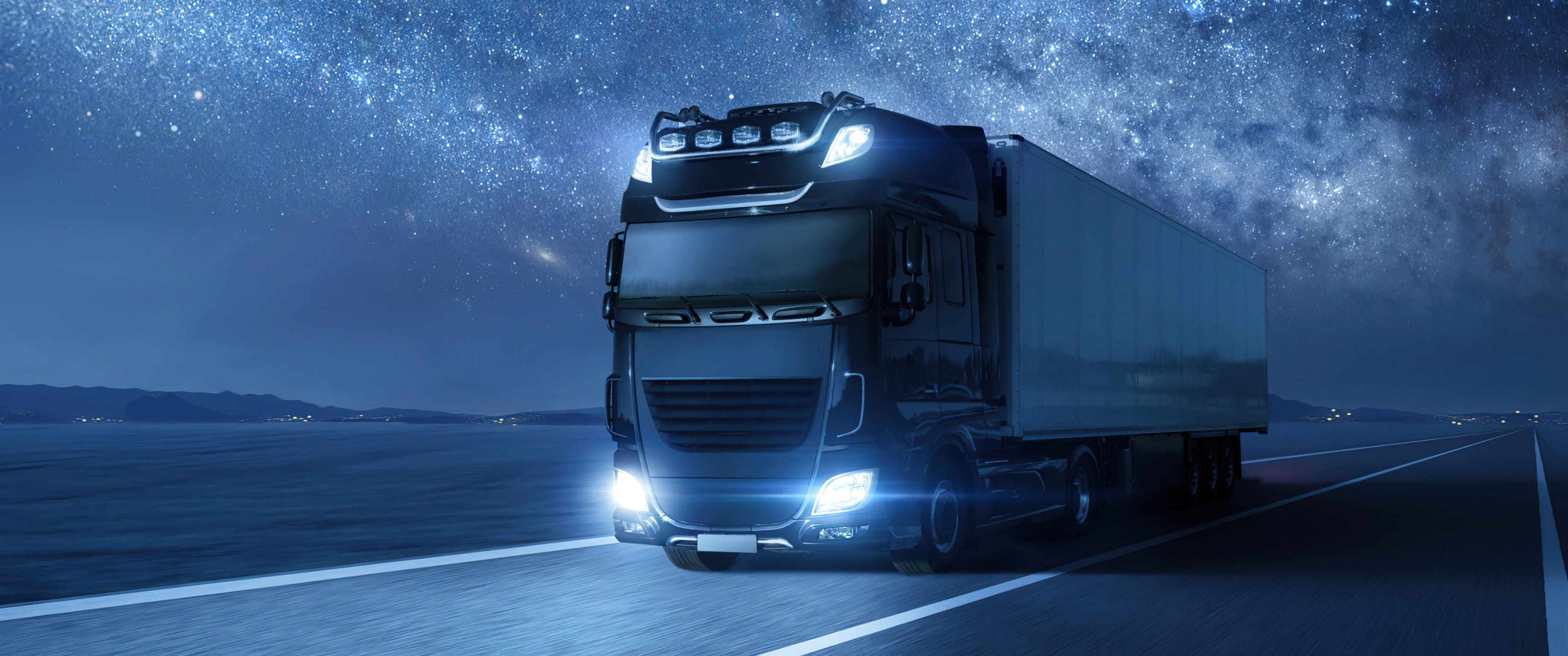 Banner principal da Giro Certo Transportes com caminhão na estrada à noite